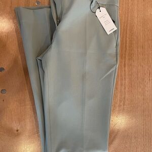 Express Supersoft Twill Mid Rise Boot Cut Pant 6R— Clasp needs repair